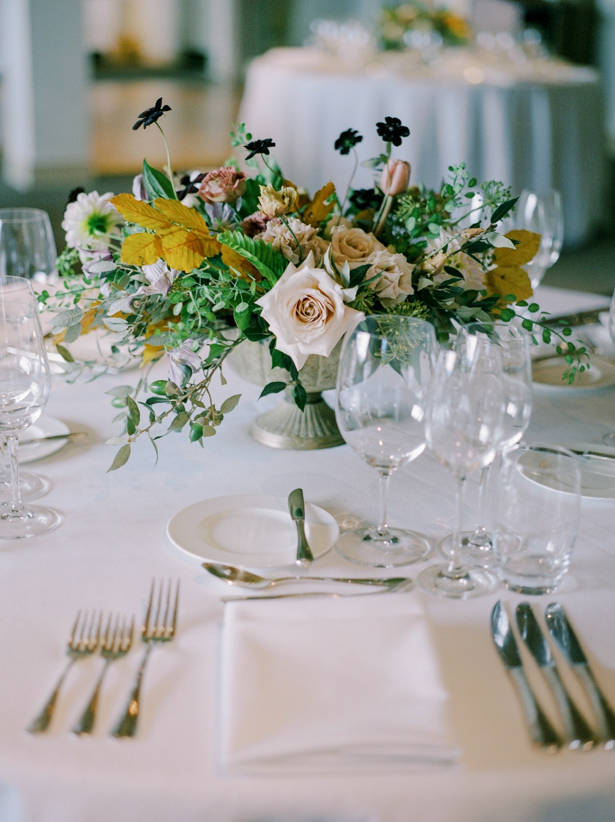 floral arrangements with leaves