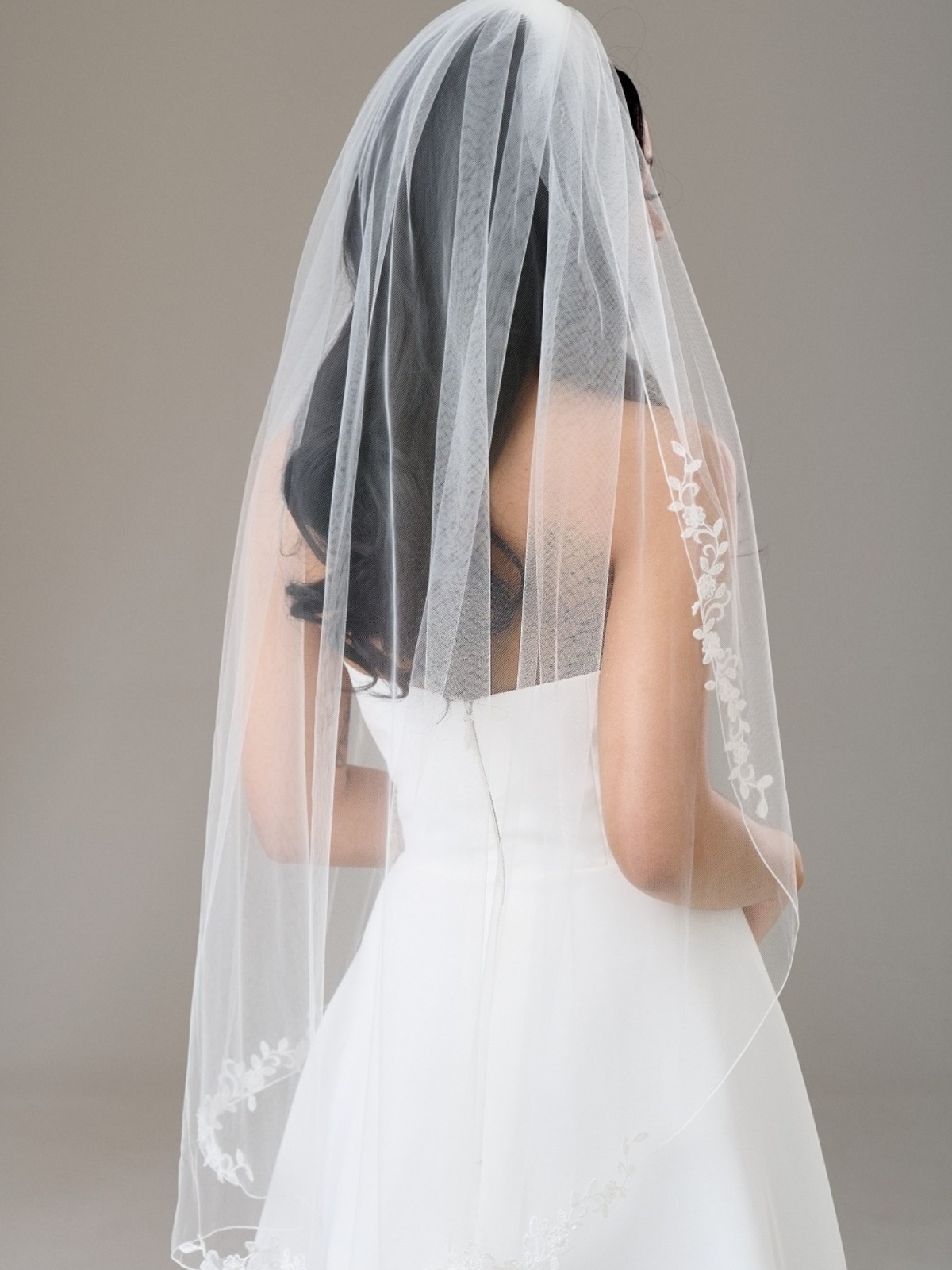  Montrose Ivory Single Tier Corded Edge Veil with Floral Lace Motif
