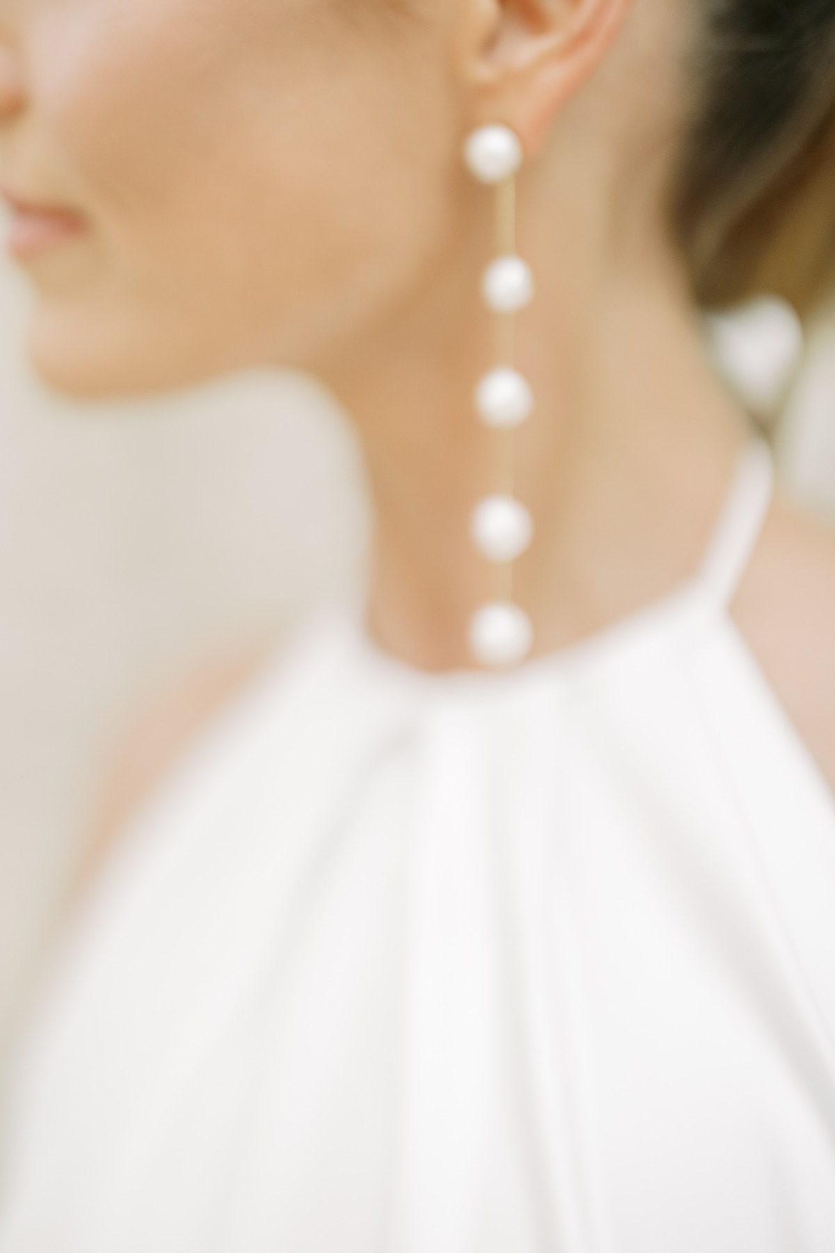 Long pearl earrings for modern bride style 