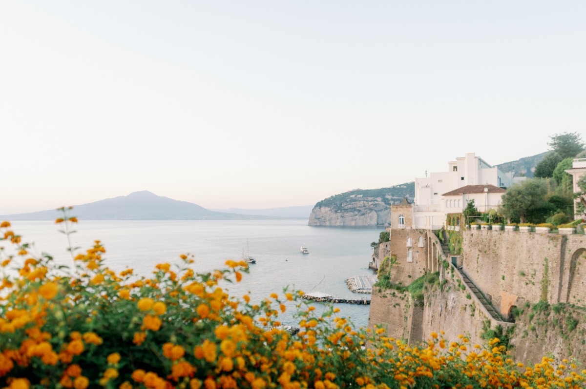 Cliffside wedding ceremony in Italy 