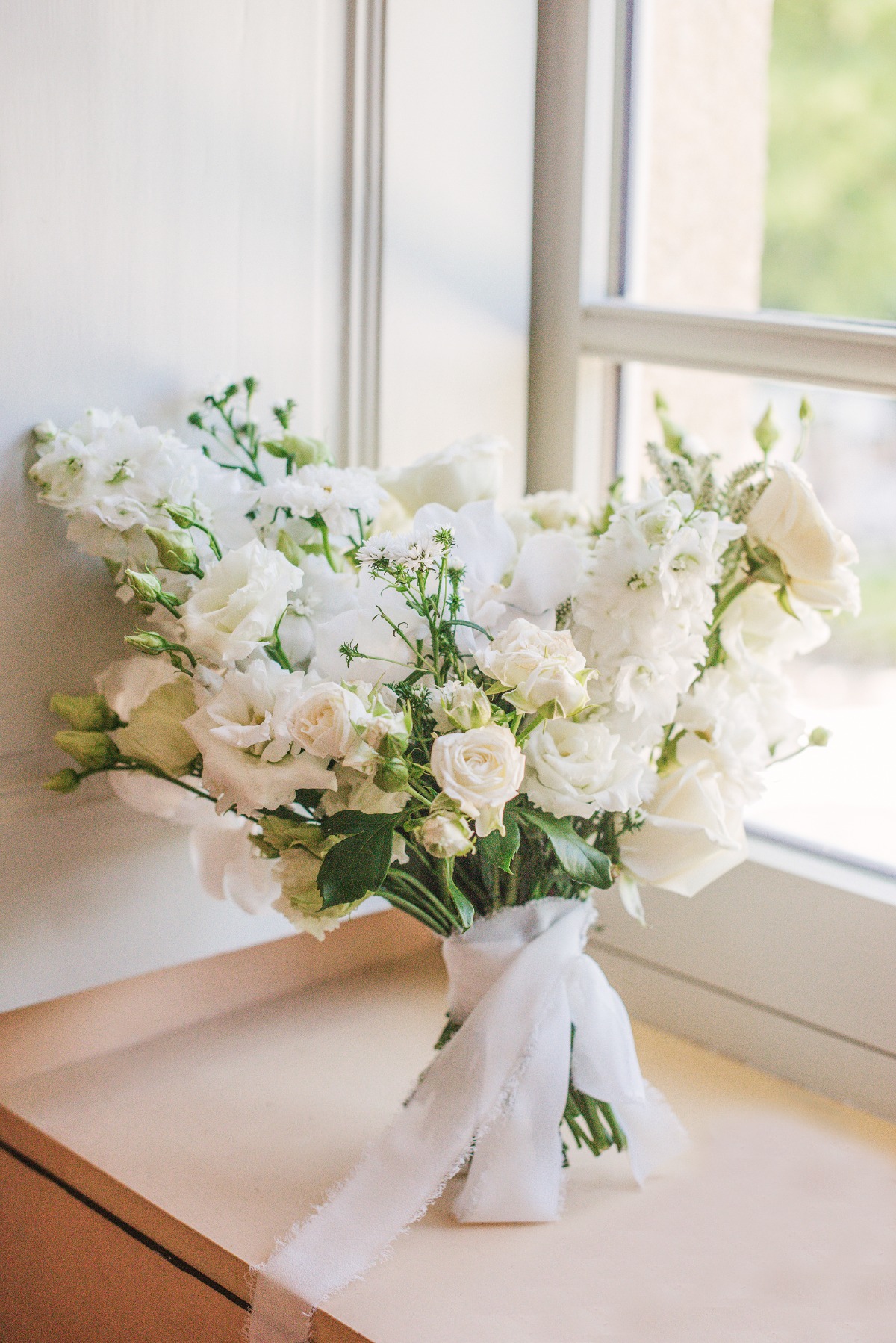 white bouquet with white linen ribbon