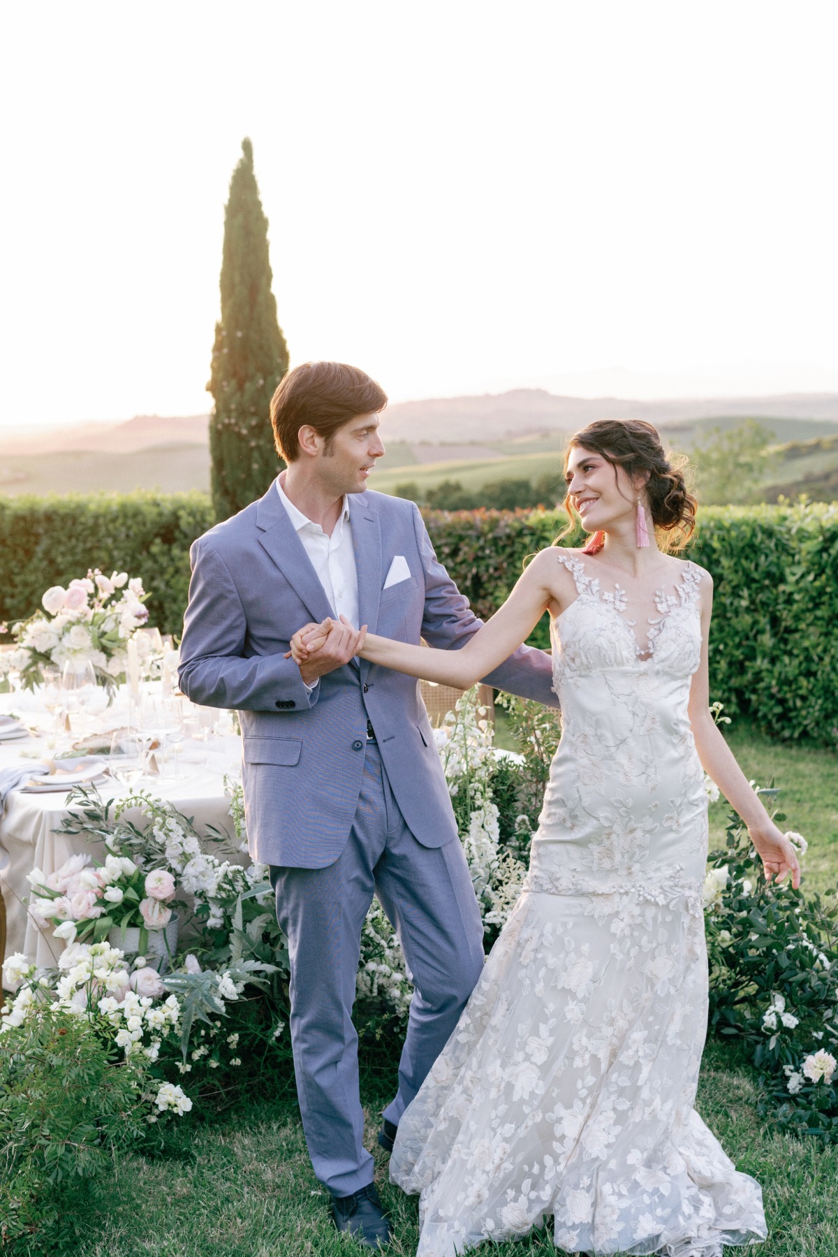 Dreamy and elegant golden hour reception in Tuscany 