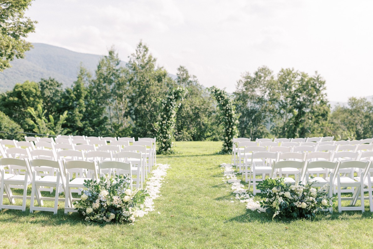 Dreamy outdoor wedding in the Vermont countryside hills 