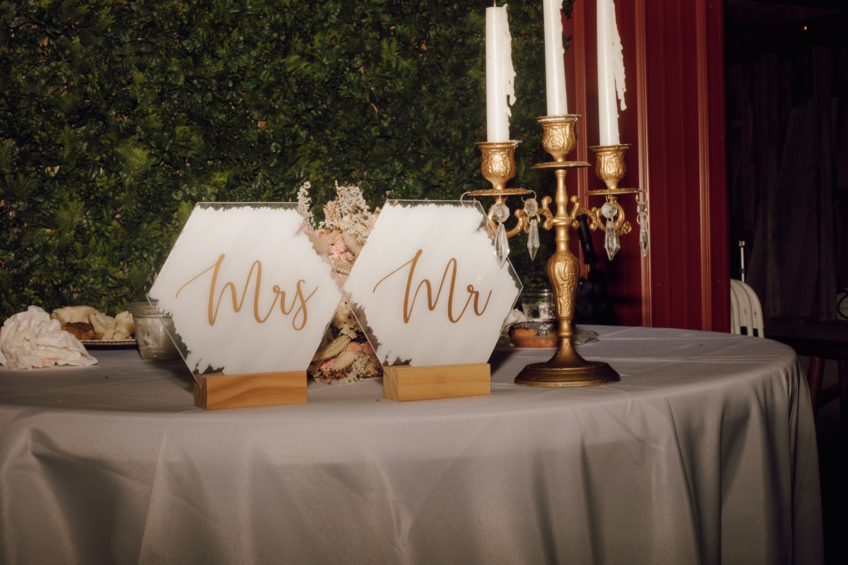 DIY Mr and Mrs sweetheart table signs