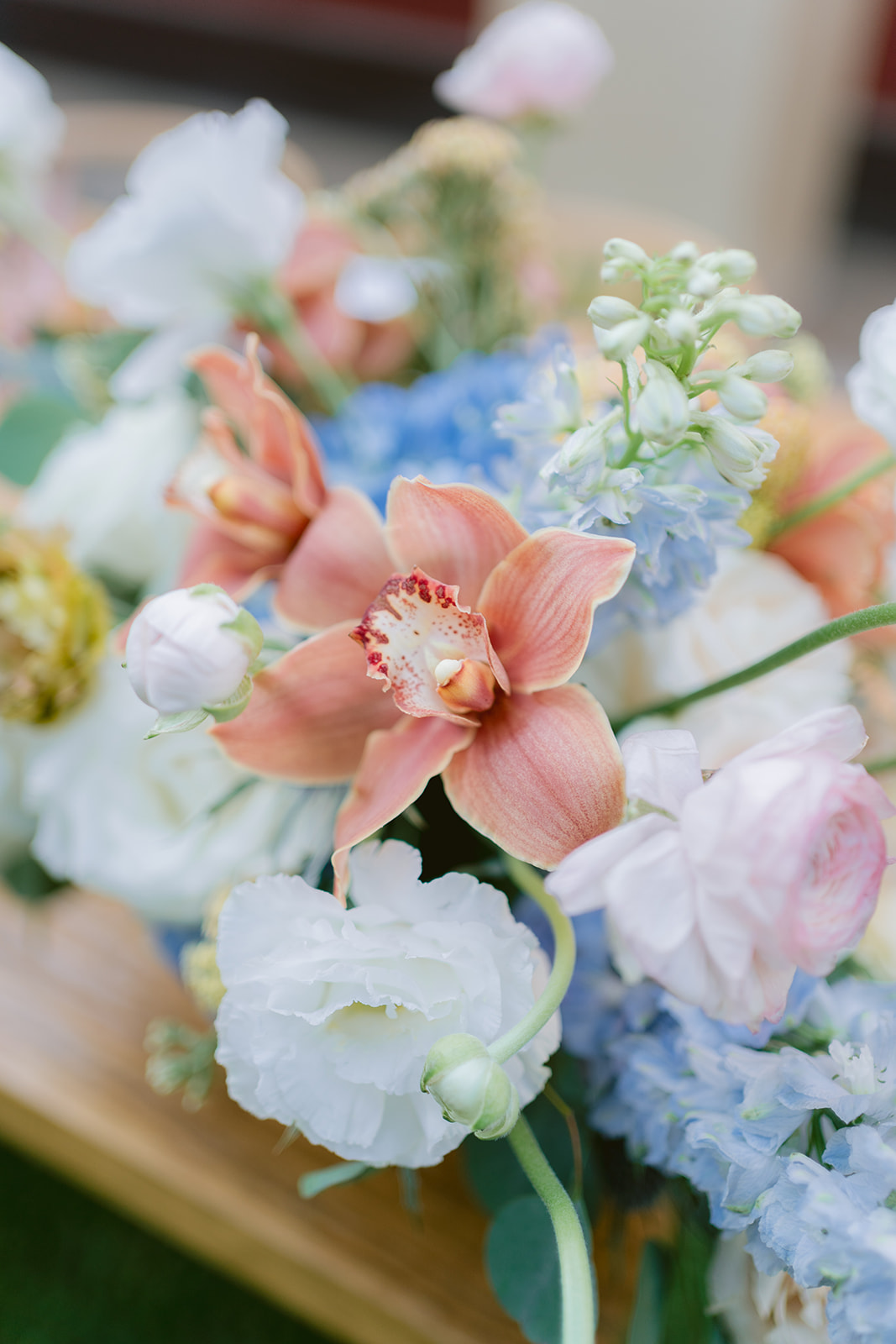 blue and peach centerpieces