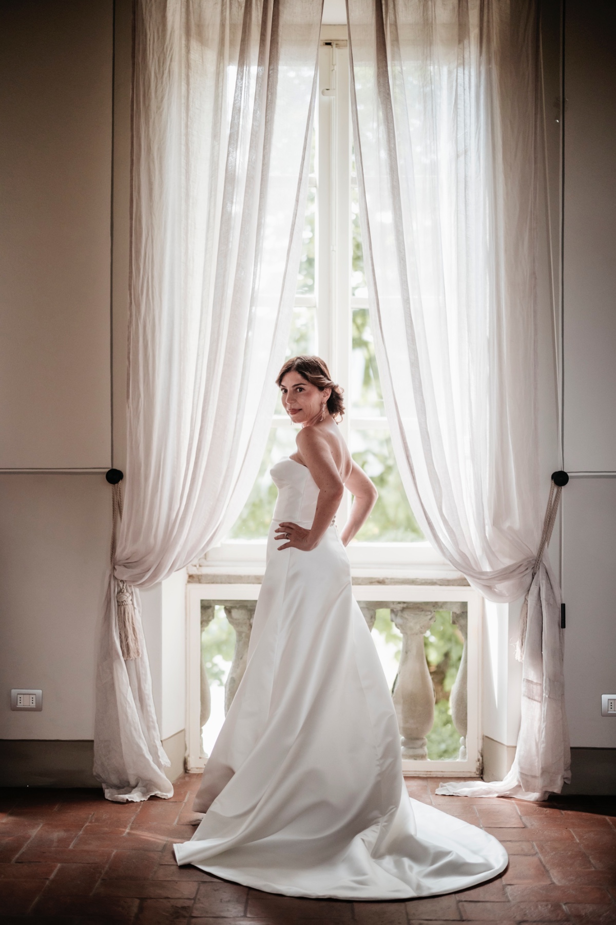 bride in sculpted strapless gown