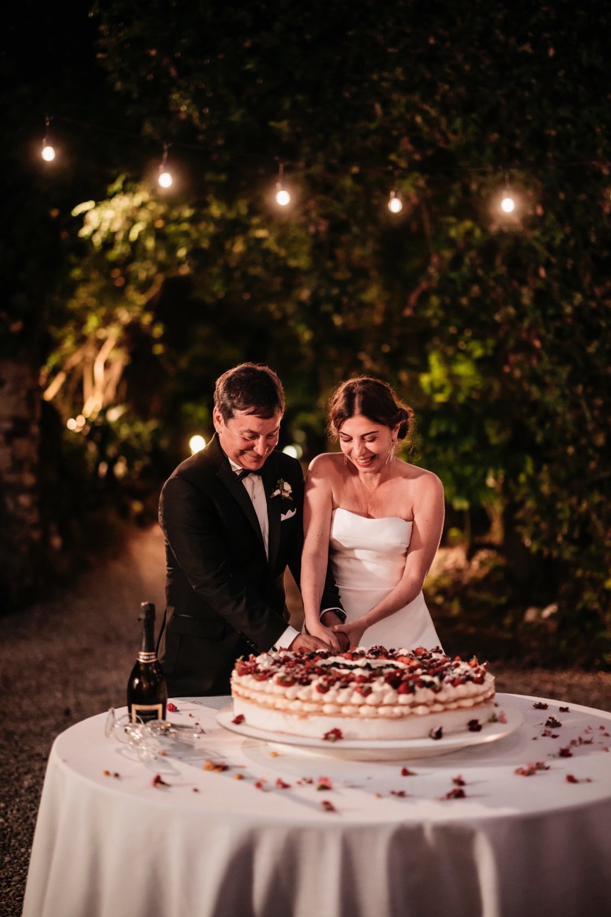 cutting the italian wedding cake