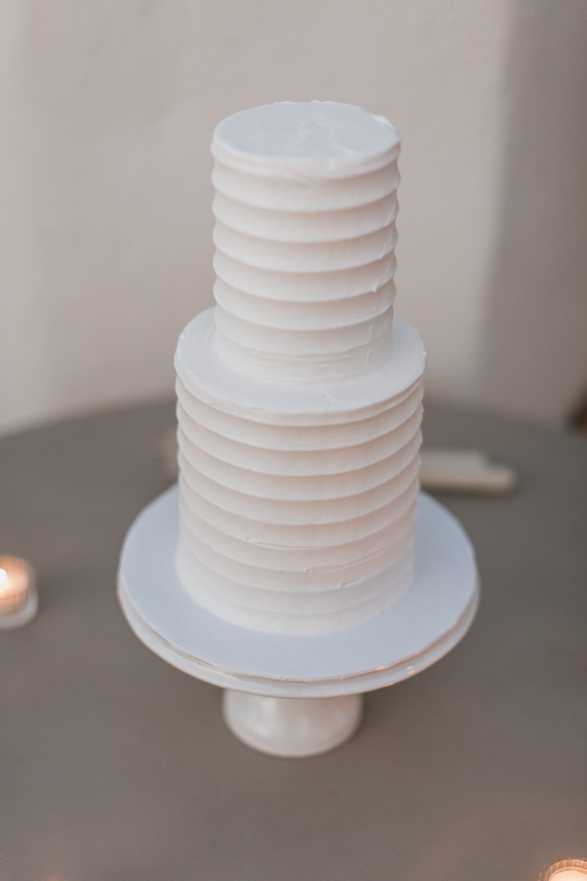 minimalist white wedding cake