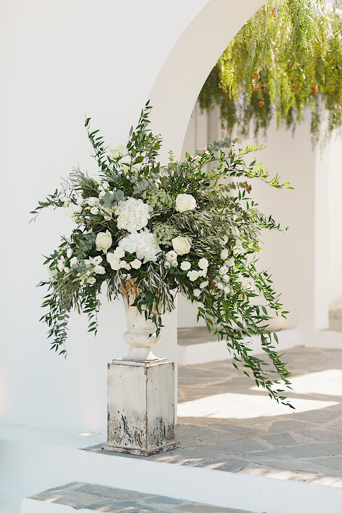 Timeless and elegant white and green wedding flowers 