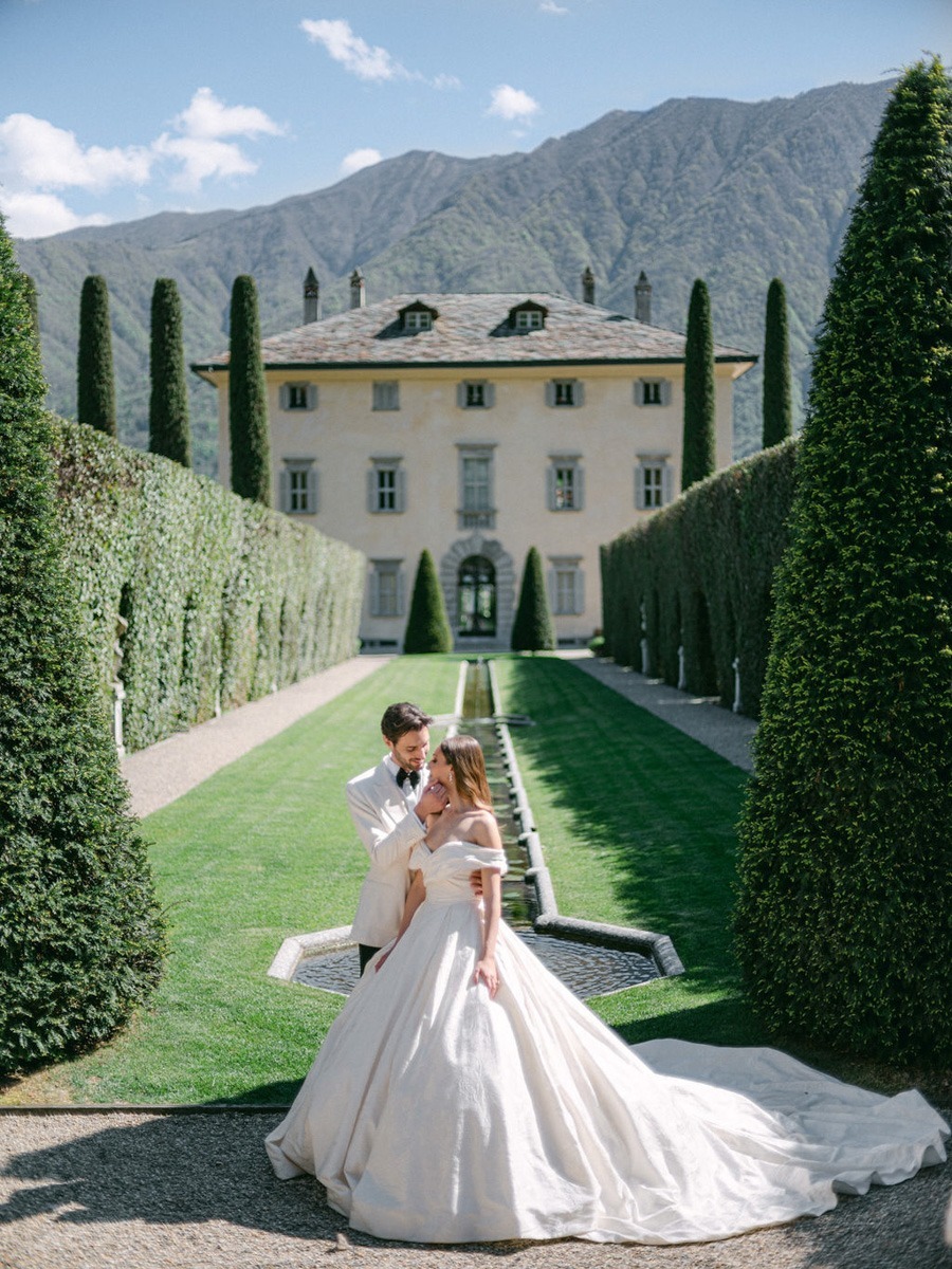 Dreamy & timeless romance against the waters of Lake Como