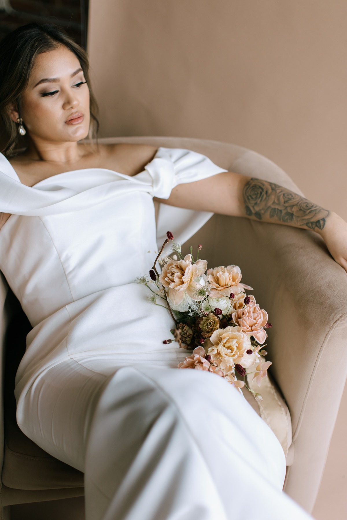 Modern and bold bride with Japanese inspired bouquet 