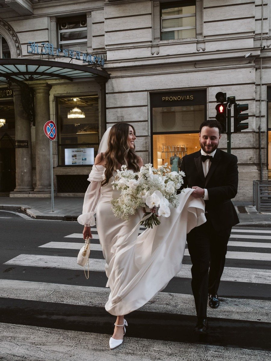 A modern and playful elopement with dolce vita style