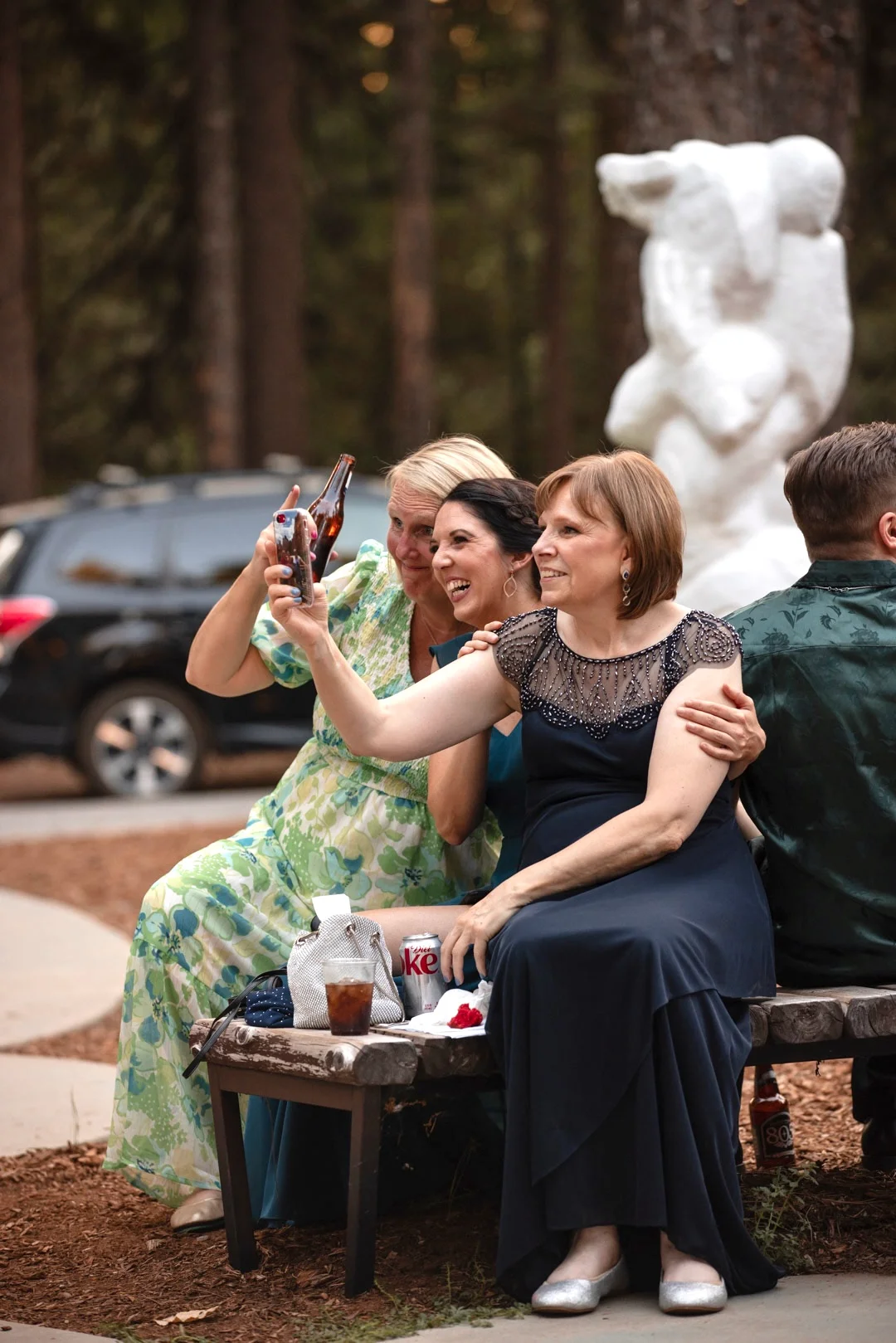 guests-using-qr-code-for-wedding-pictures