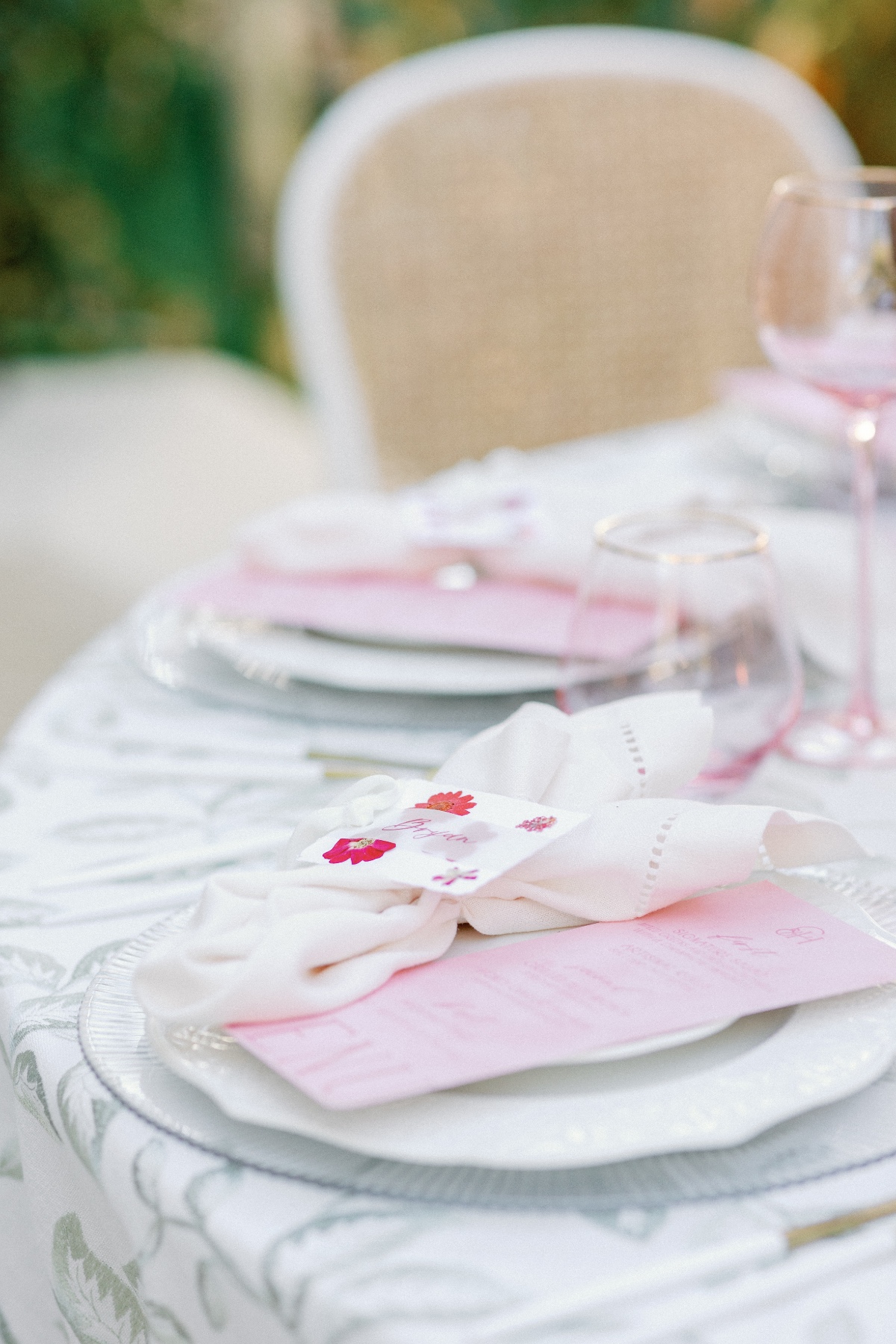 Vintage linen napkins for wedding plate with pink menu 