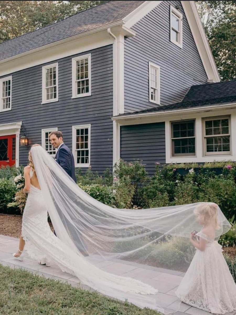 We’ve found the absolute cutest farmhouse venue in Maine!