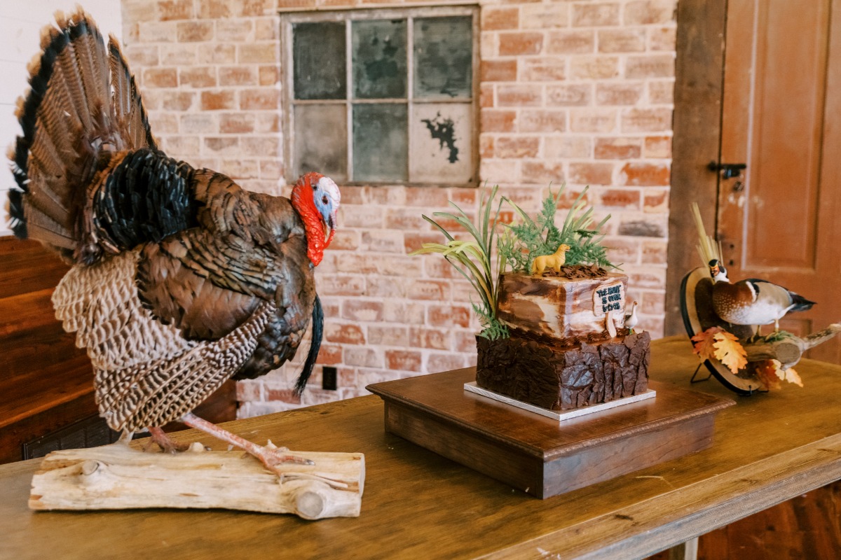 hunting-themed groom's table