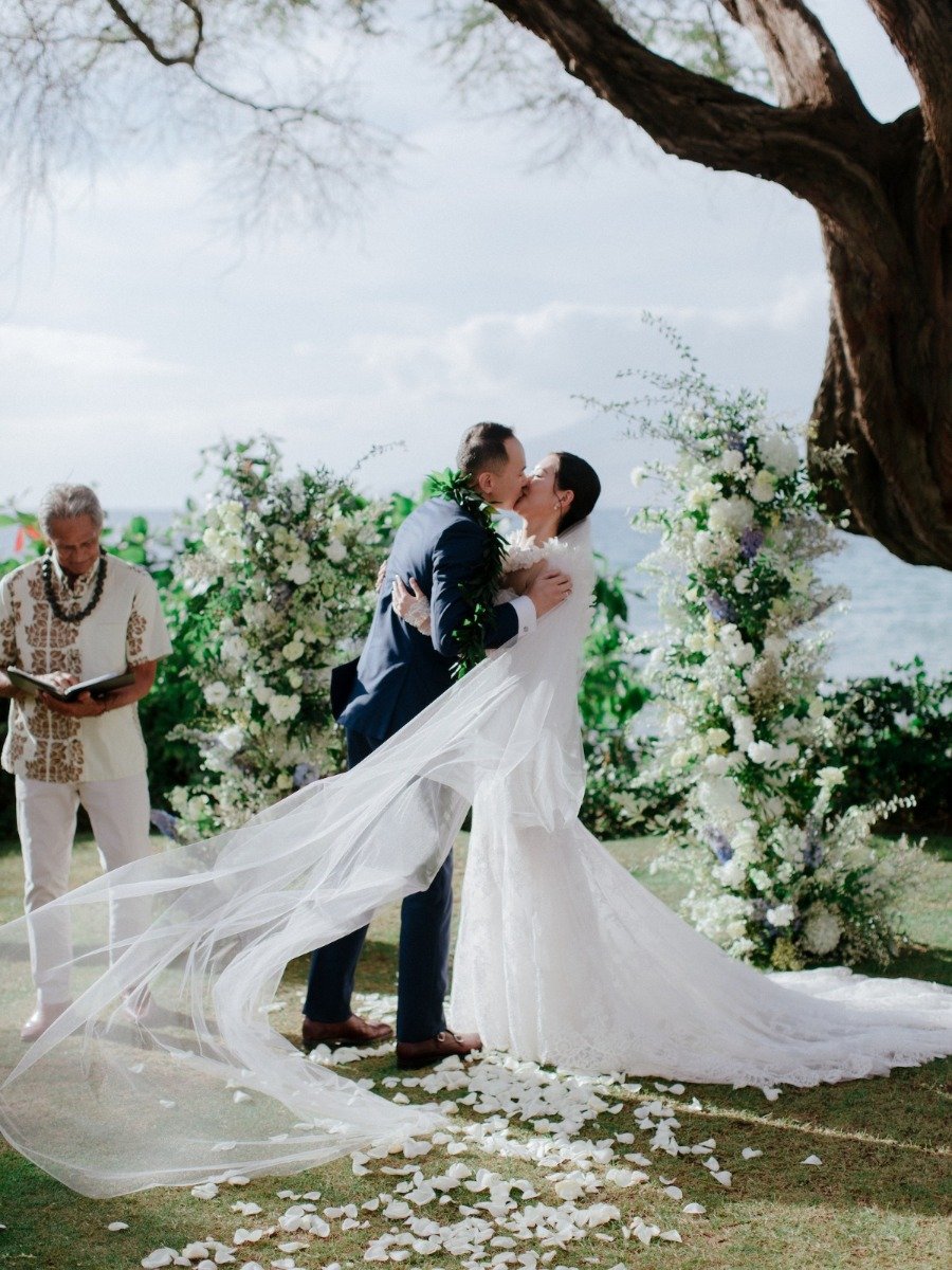 The bride changed into something blue for this Maui resort wedding