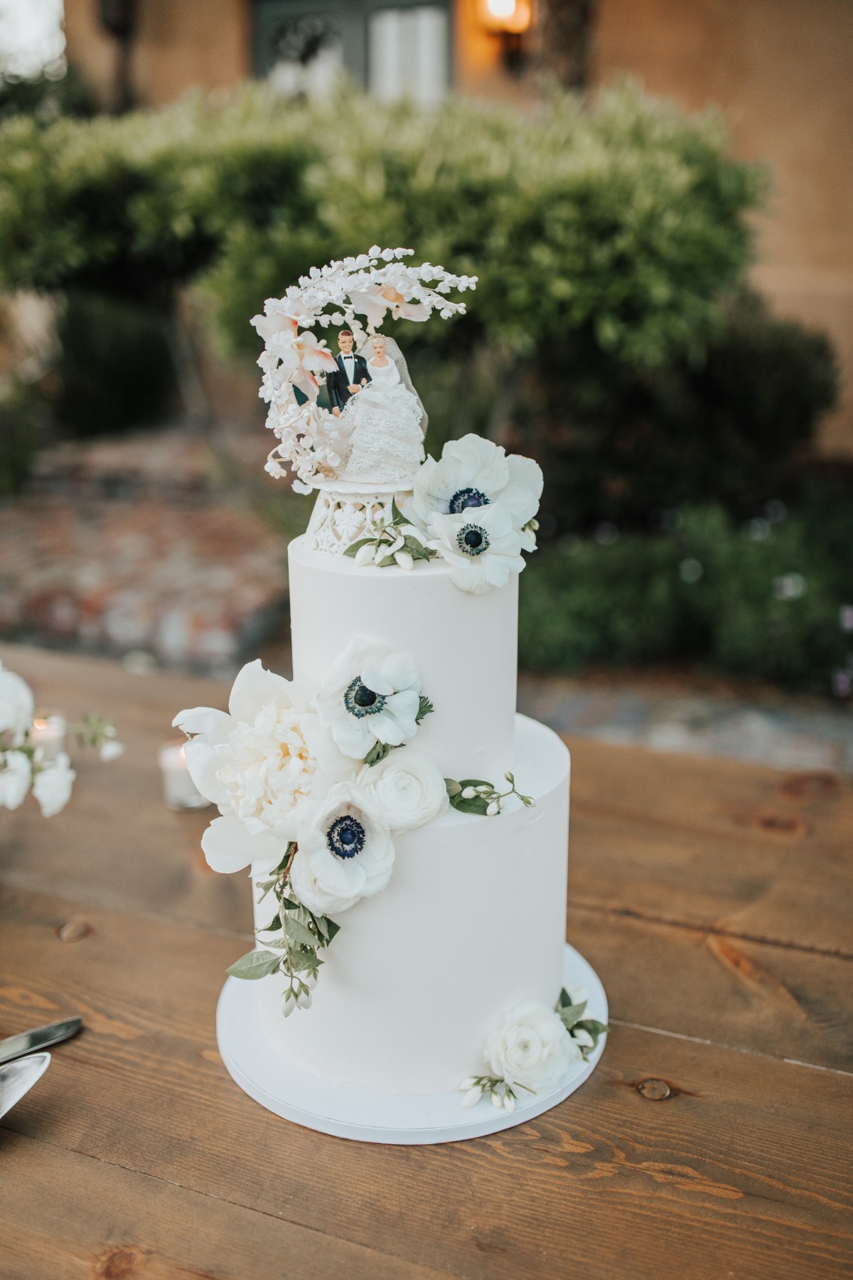 wedding cake with anemone details