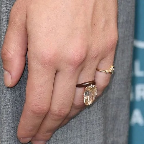 scarlett-johansson-oval-engageme