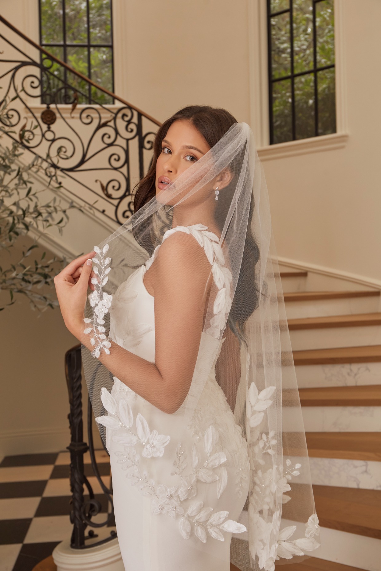 2565V_Tessa_Veil Back Close