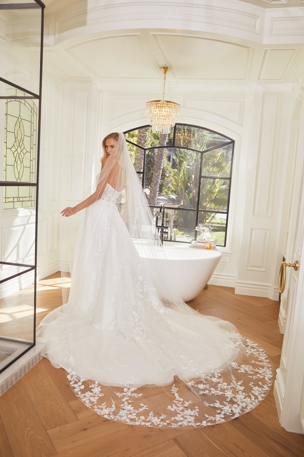 2570V_Dahlia_Veil Back