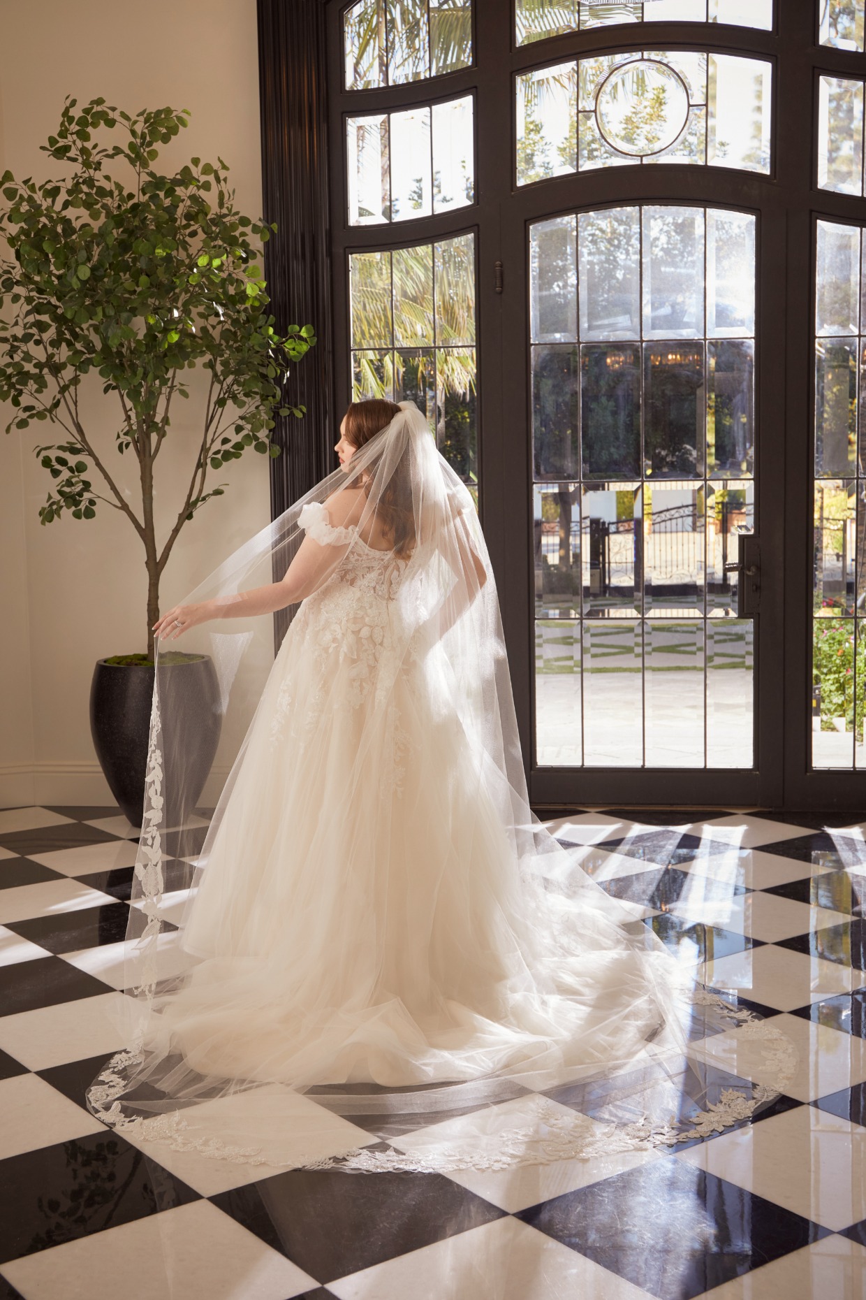 2574C_Corinne_Veil Back