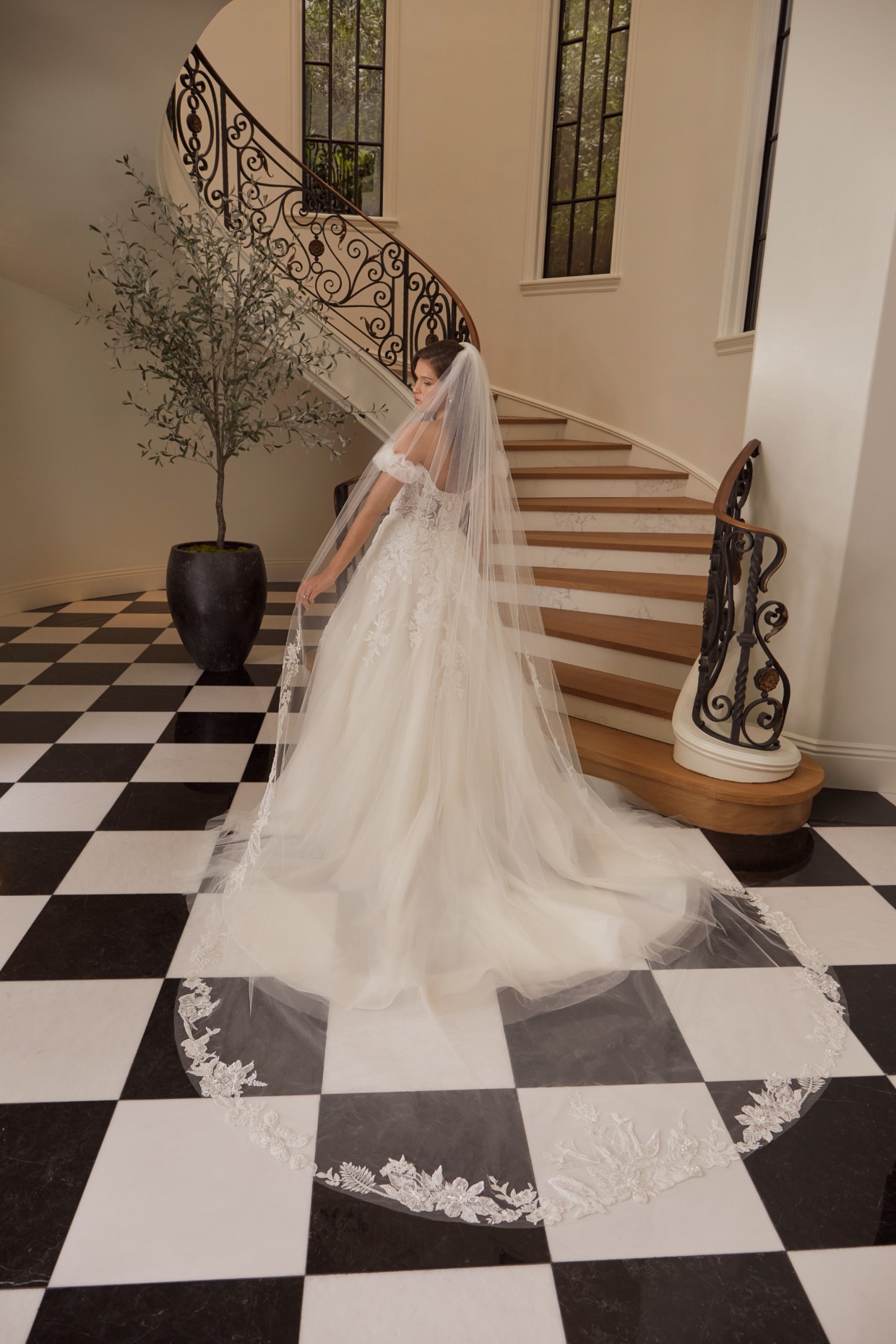 2574V_Corinne_Veil Back