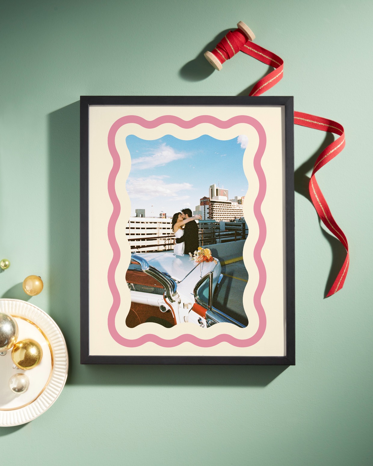 FY24_HOL24_Editorial_Photo_Gift_HERO_V_206_6061