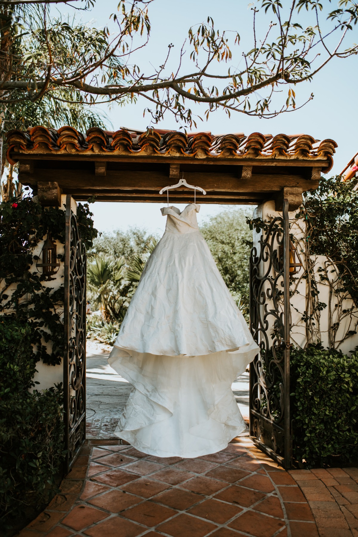 wedding dress hanging photo ideas