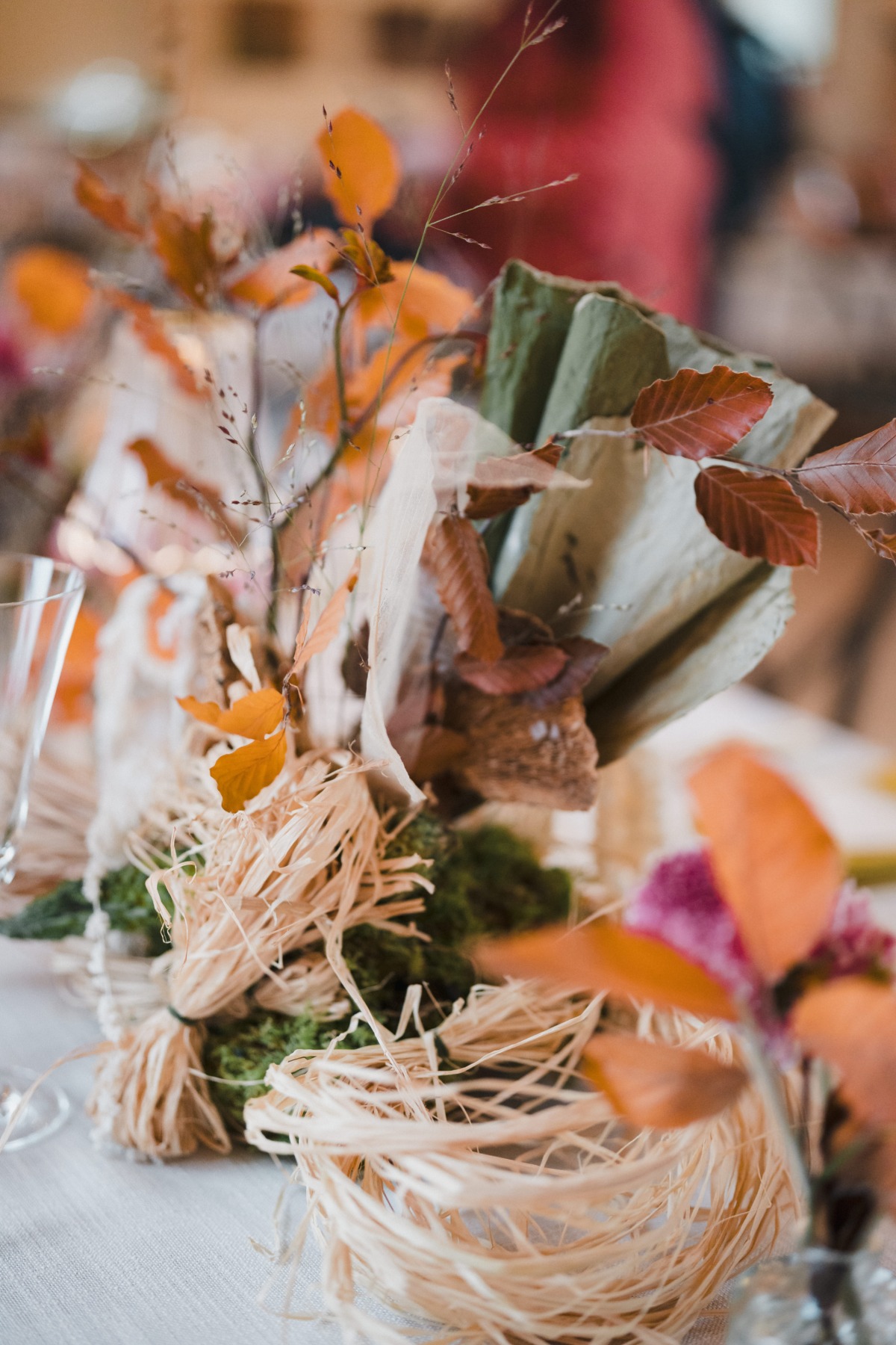 fall-inspired centerpieces with rafia and leaves