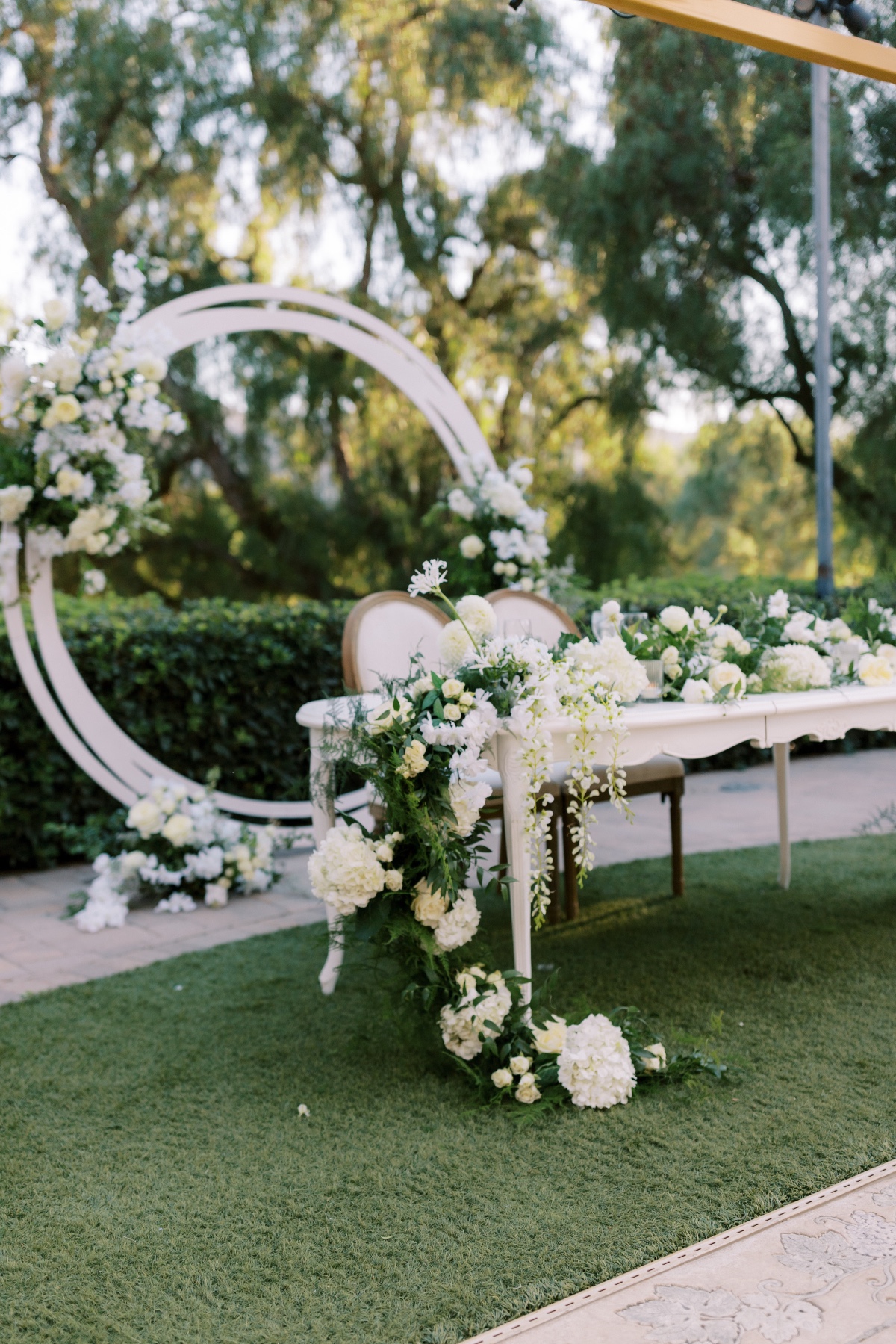 waterfall sweetheart table centerpieces