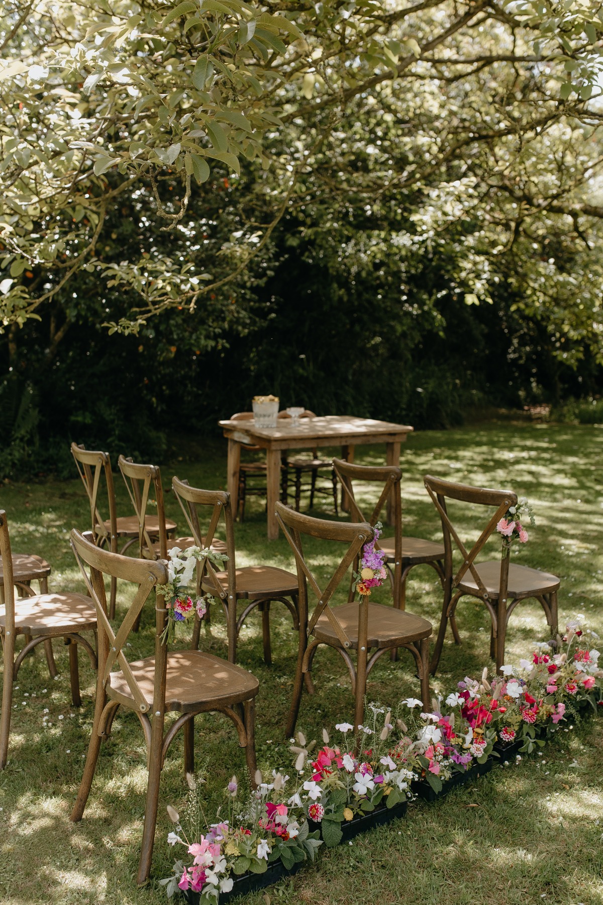 simple wedding ceremony flowers