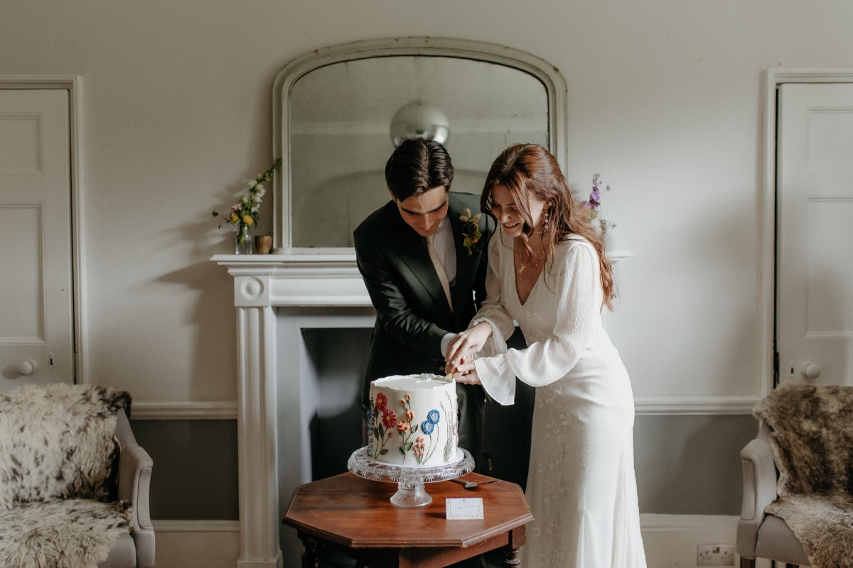 intimate wedding cake cutting photo ideas