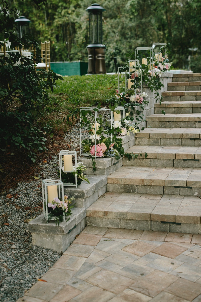 outdoor steps decor for backyard wedding