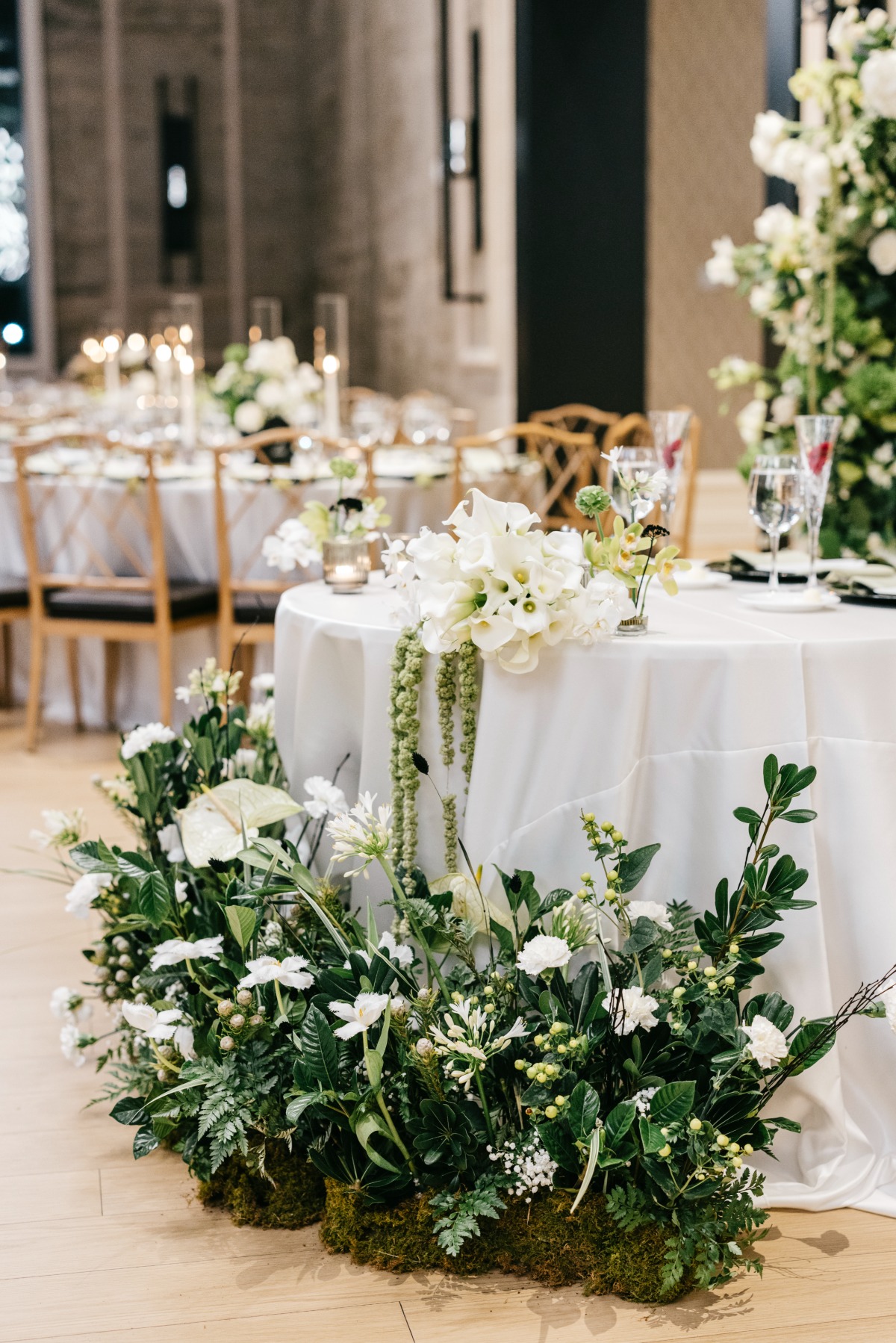 white flowers for sweetheart table