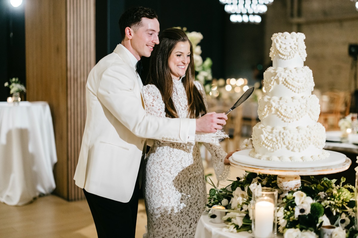 wedding cake cutting photo ideas
