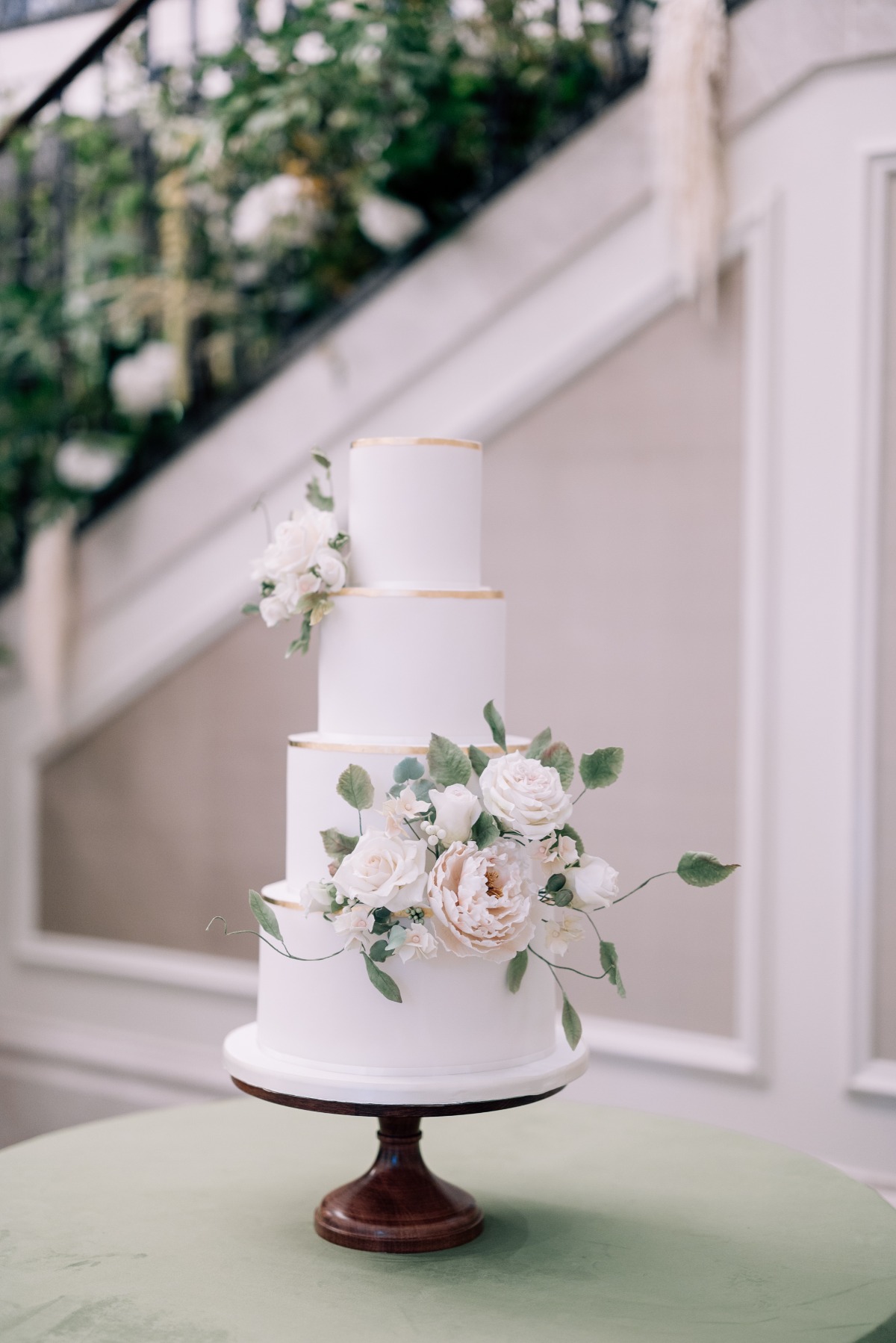 timeless wedding cake with sugar flowers