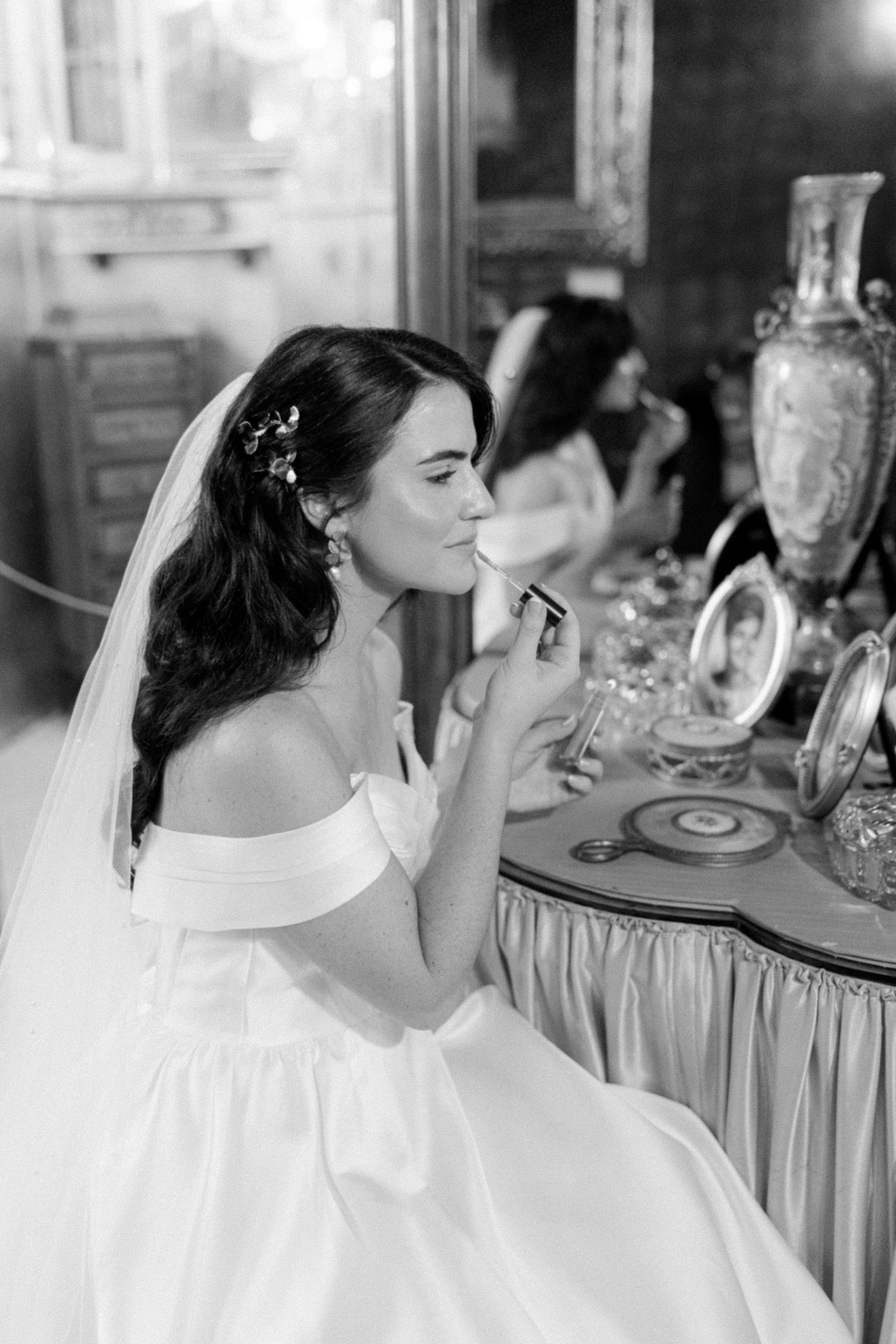 bride getting ready photo ideas