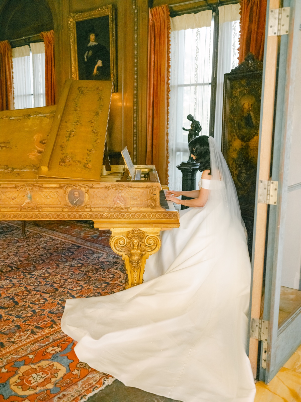 bride playing piano at wedding
