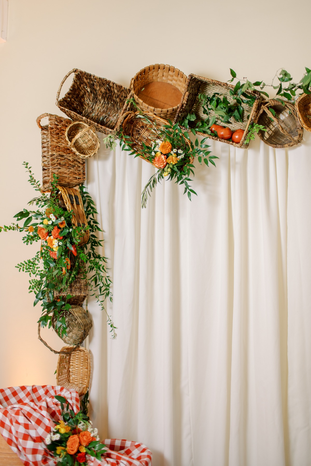 photo backdrop outlined in rattan baskets