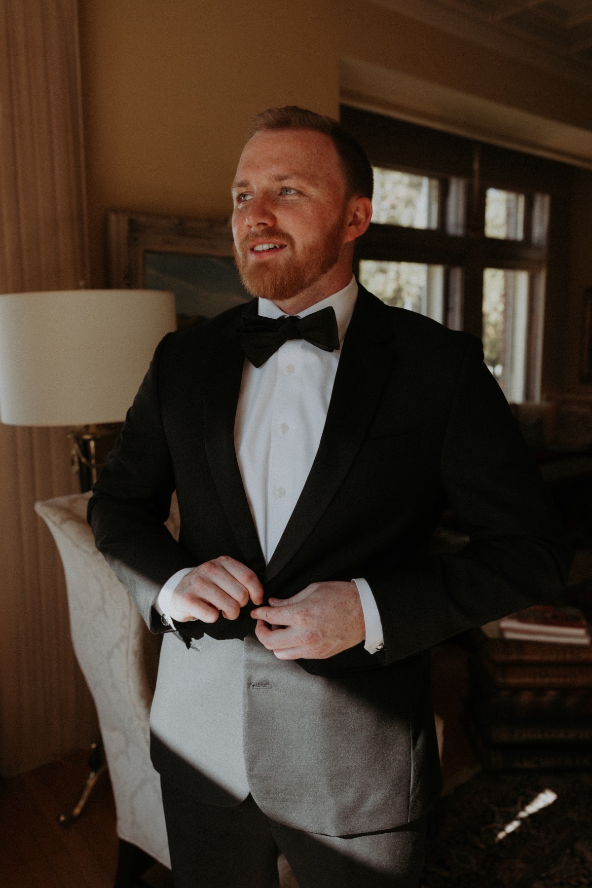 groom in black tuxedo