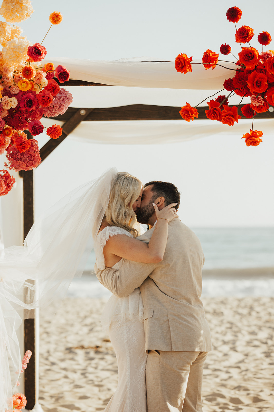 wedding kiss photo ideas
