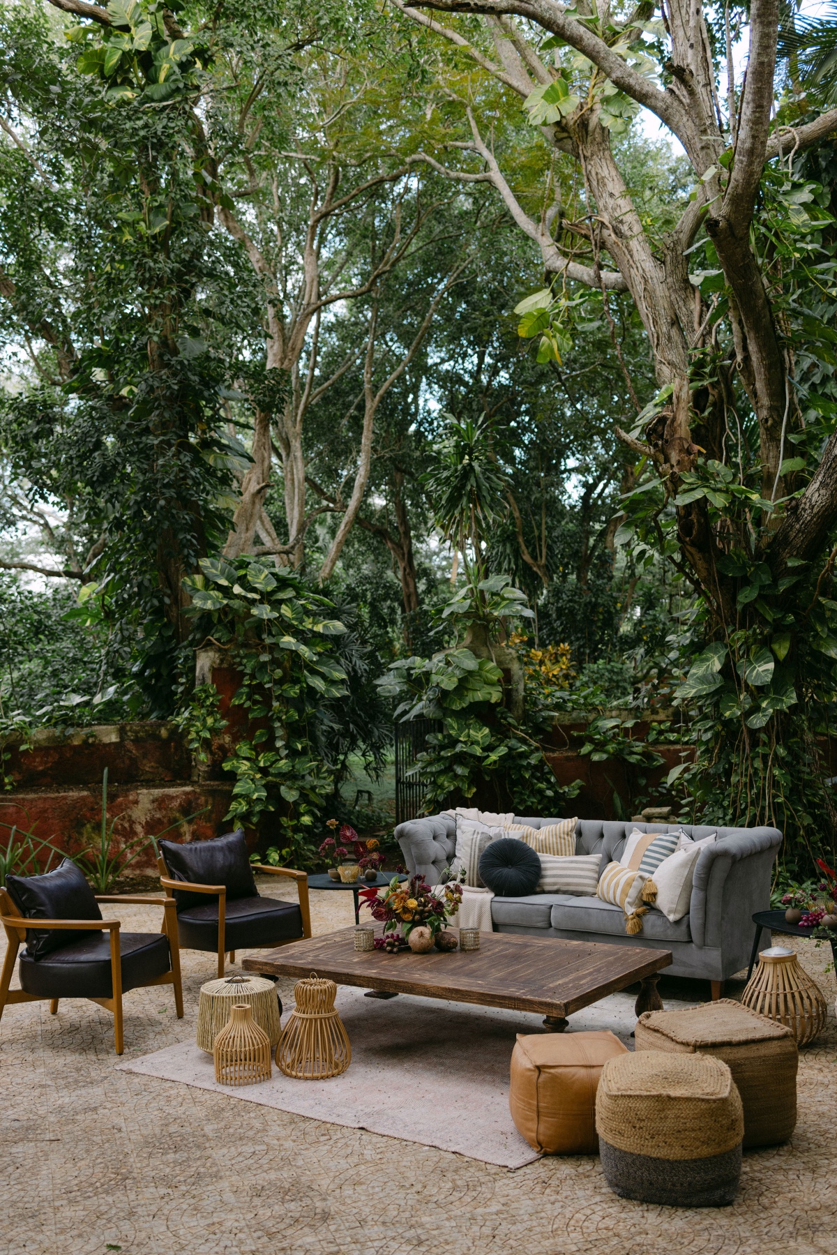 casual cool lounge seating for cocktail hour