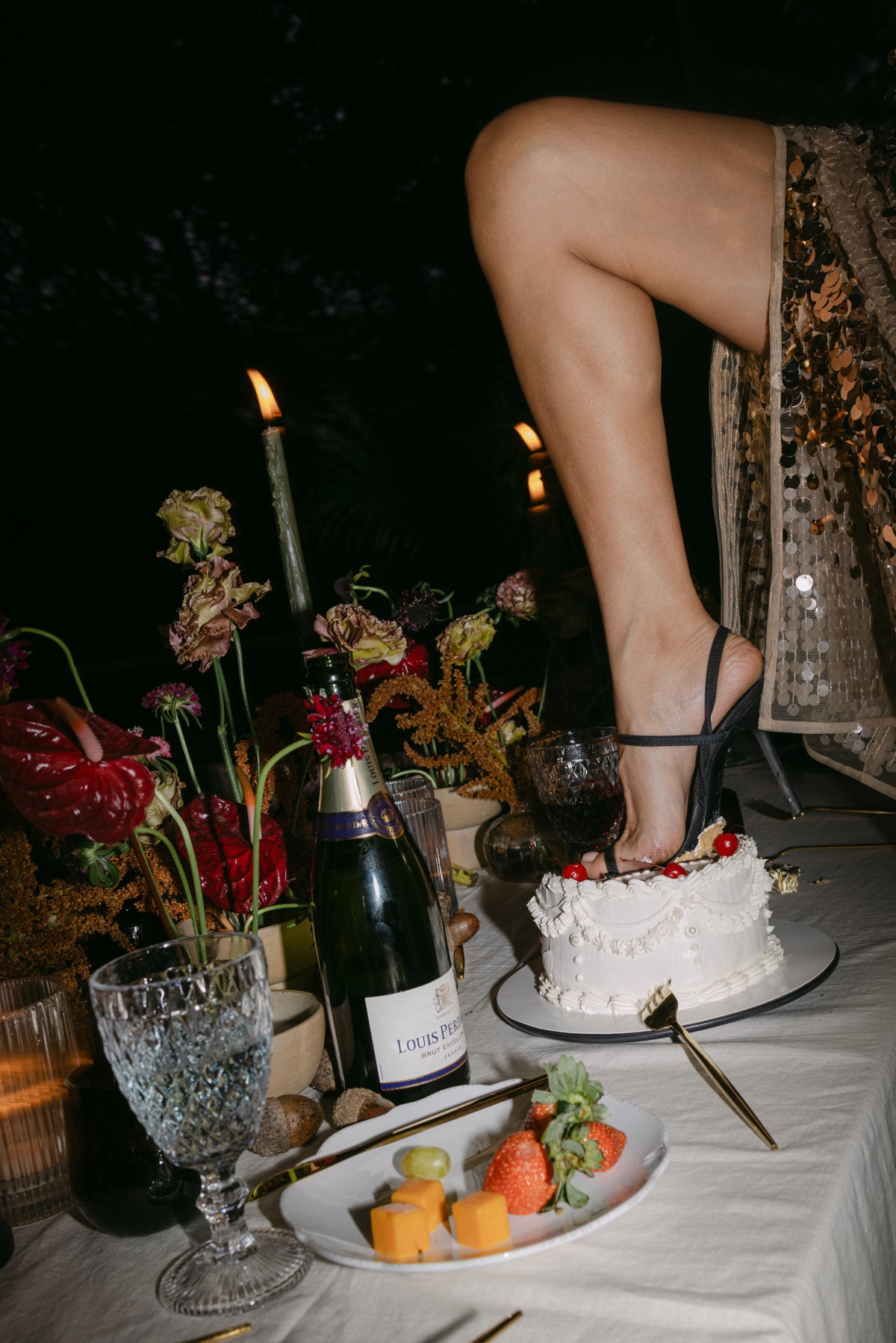 edgy cake cutting photography