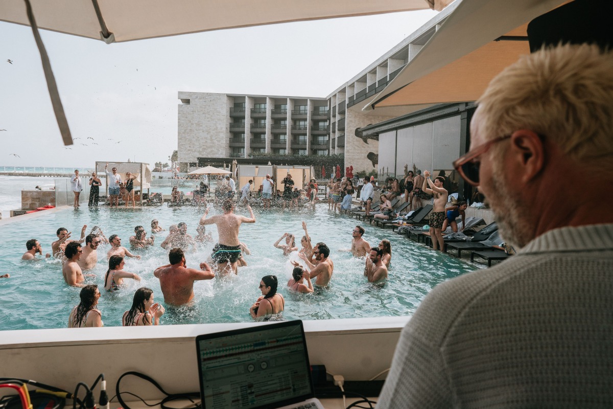paulasimonpoolparty-00278-bl209871