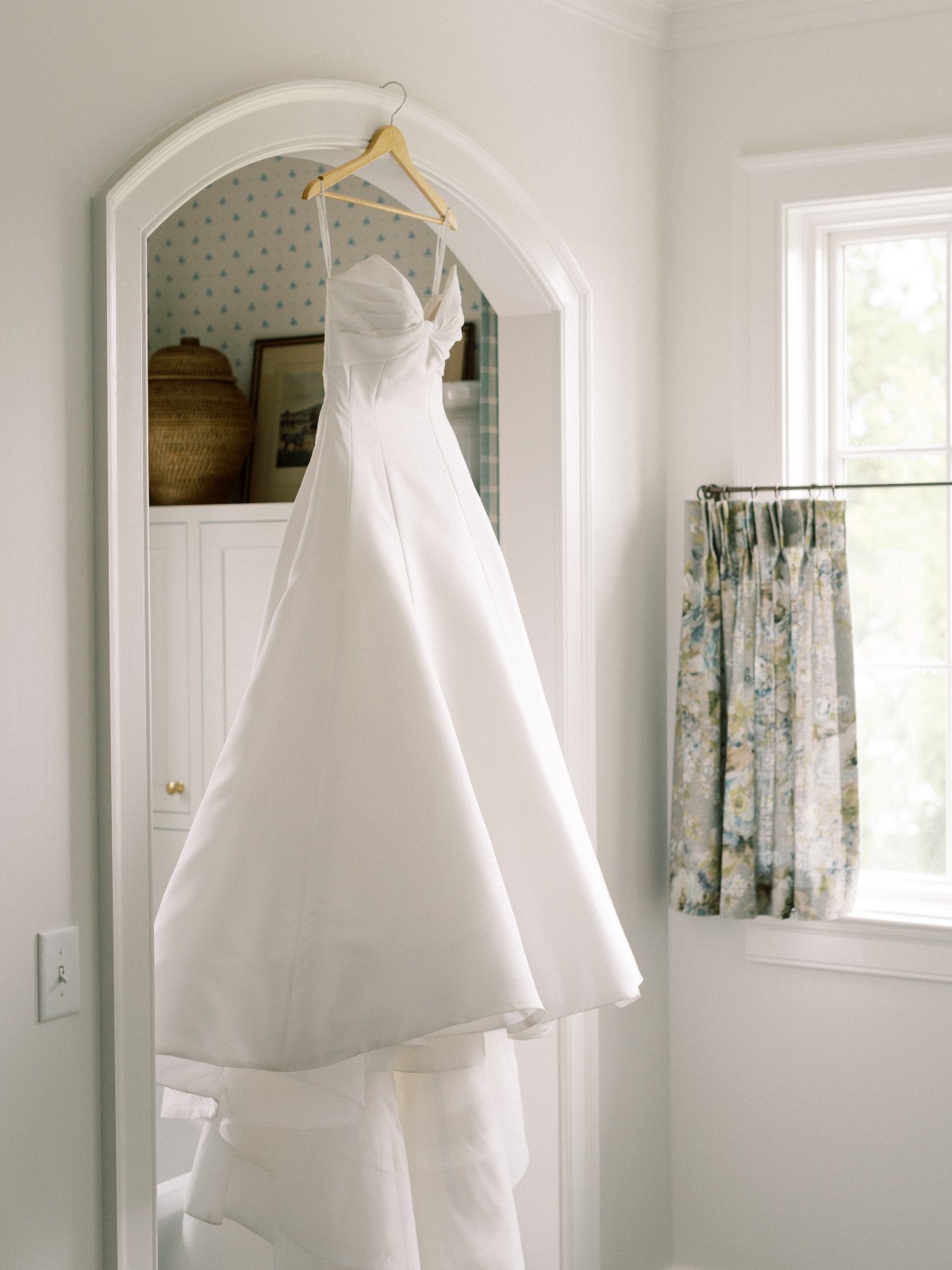 bow strapless wedding dress