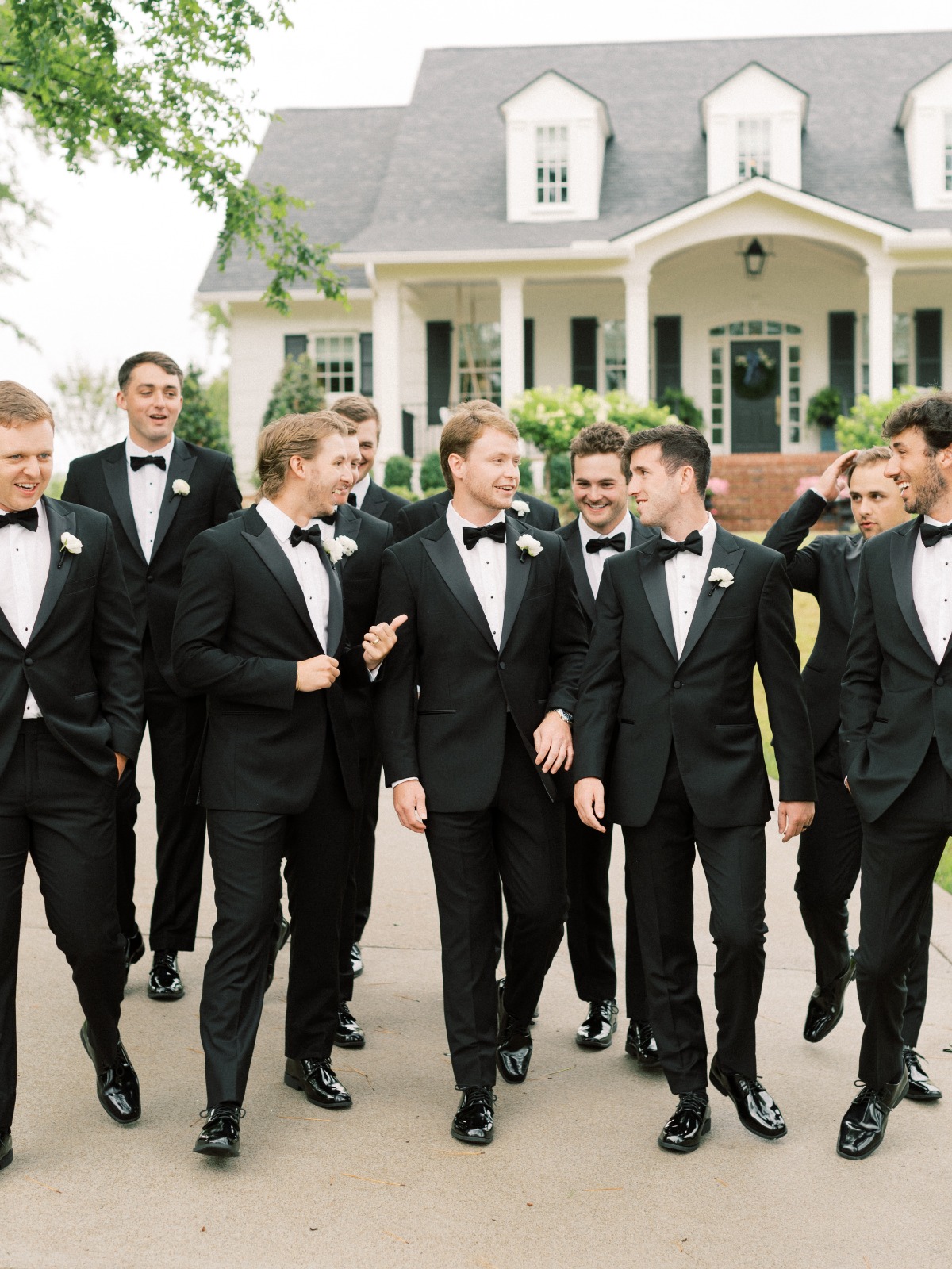 groom and groomsmen portrait ideas