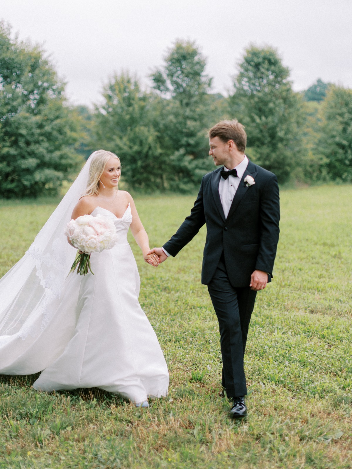 couples pose ideas for wedding