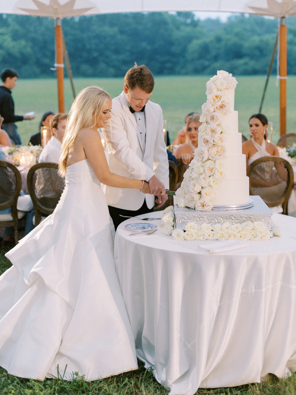 couple cake cutting