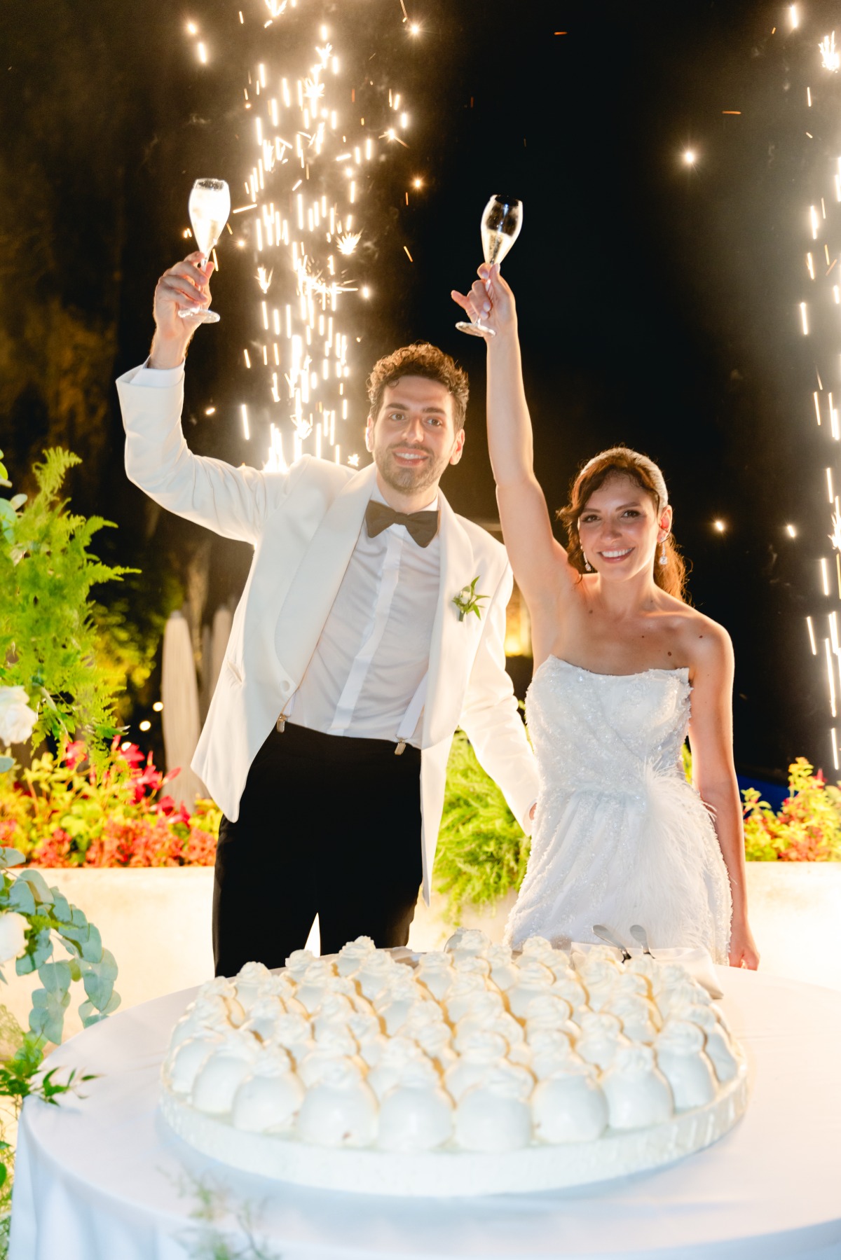 cold sparkler wedding cake cutting